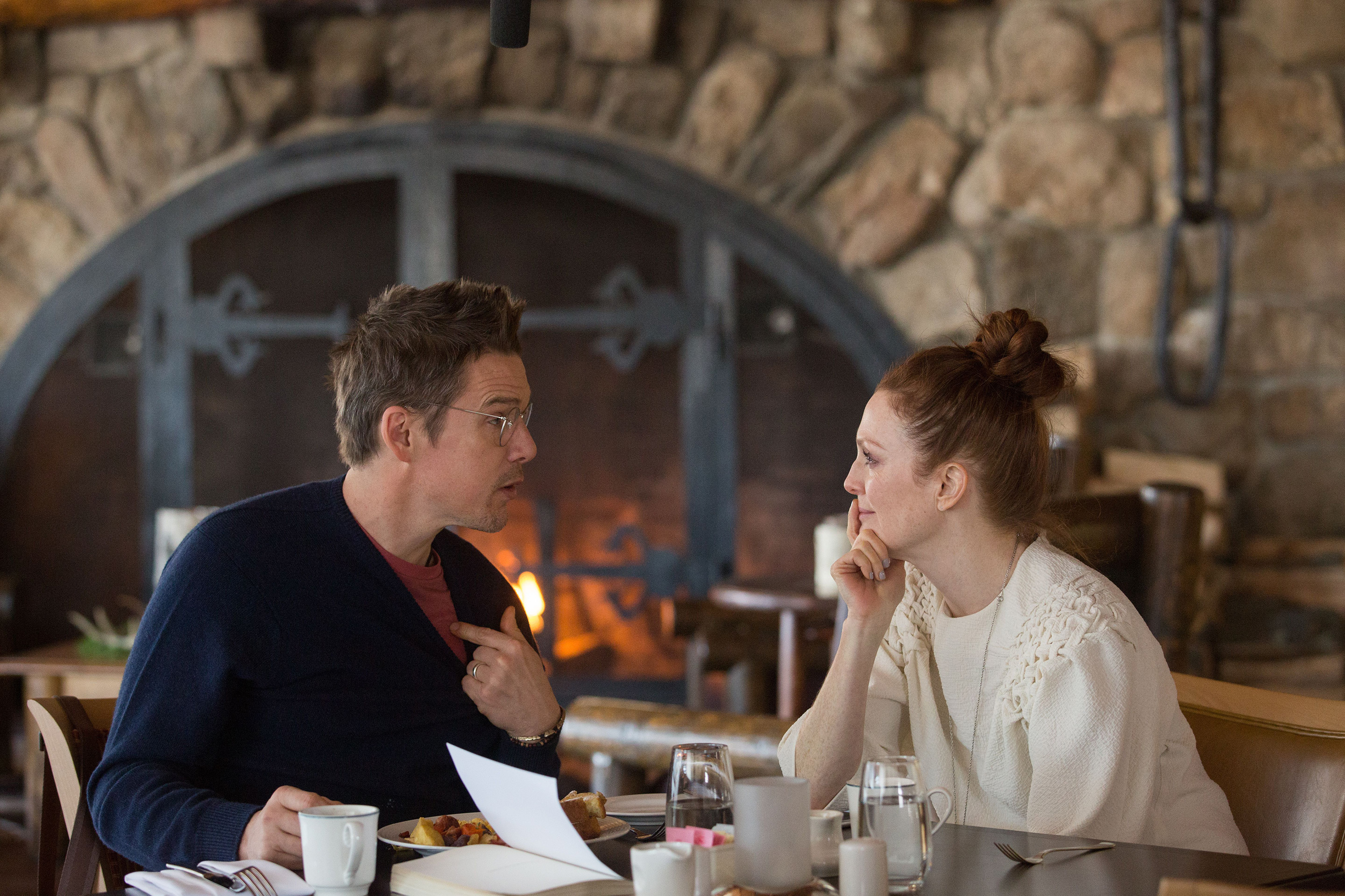 Ethan Hawke and Julianne Moore in 'Maggie's Plan'