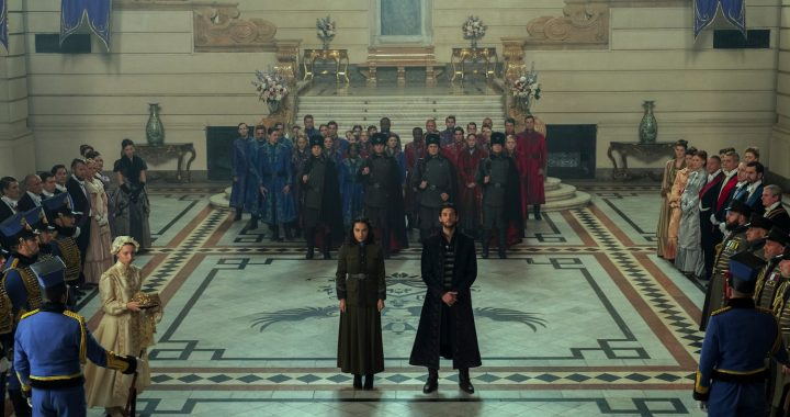 SHADOW AND BONE (L to R) JESSIE MEI LI as ALINA STARKOV and BEN BARNES as THE DARKLING / GENERAL KIRIGAN in SHADOW AND BONE Cr. DAVID APPLEBY/NETFLIX © 2021