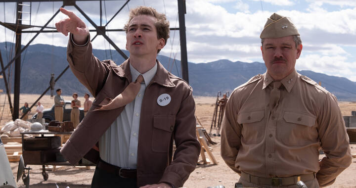 L to R: Dylan Arnold is Frank Oppenheimer and Matt Damon is Leslie Groves in OPPENHEIMER, written, produced, and directed by Christopher Nolan.
